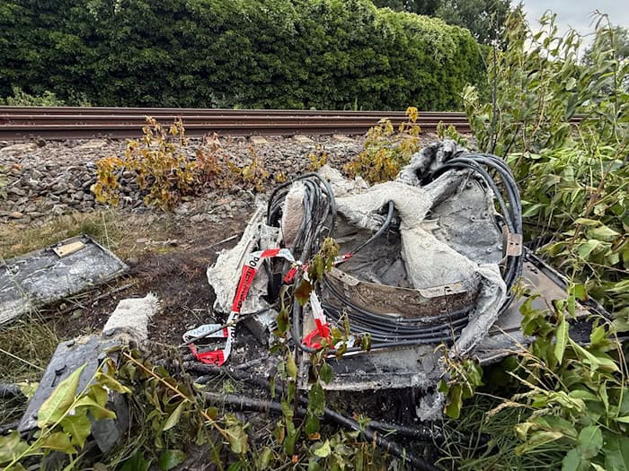 In Neu Wulmstorf brannte ein Verteilerkasten der Deutschen Bahn, der Zugverkehr wurde eingestellt.  / Foto: Sebastian Peters/NEWS5/dpa