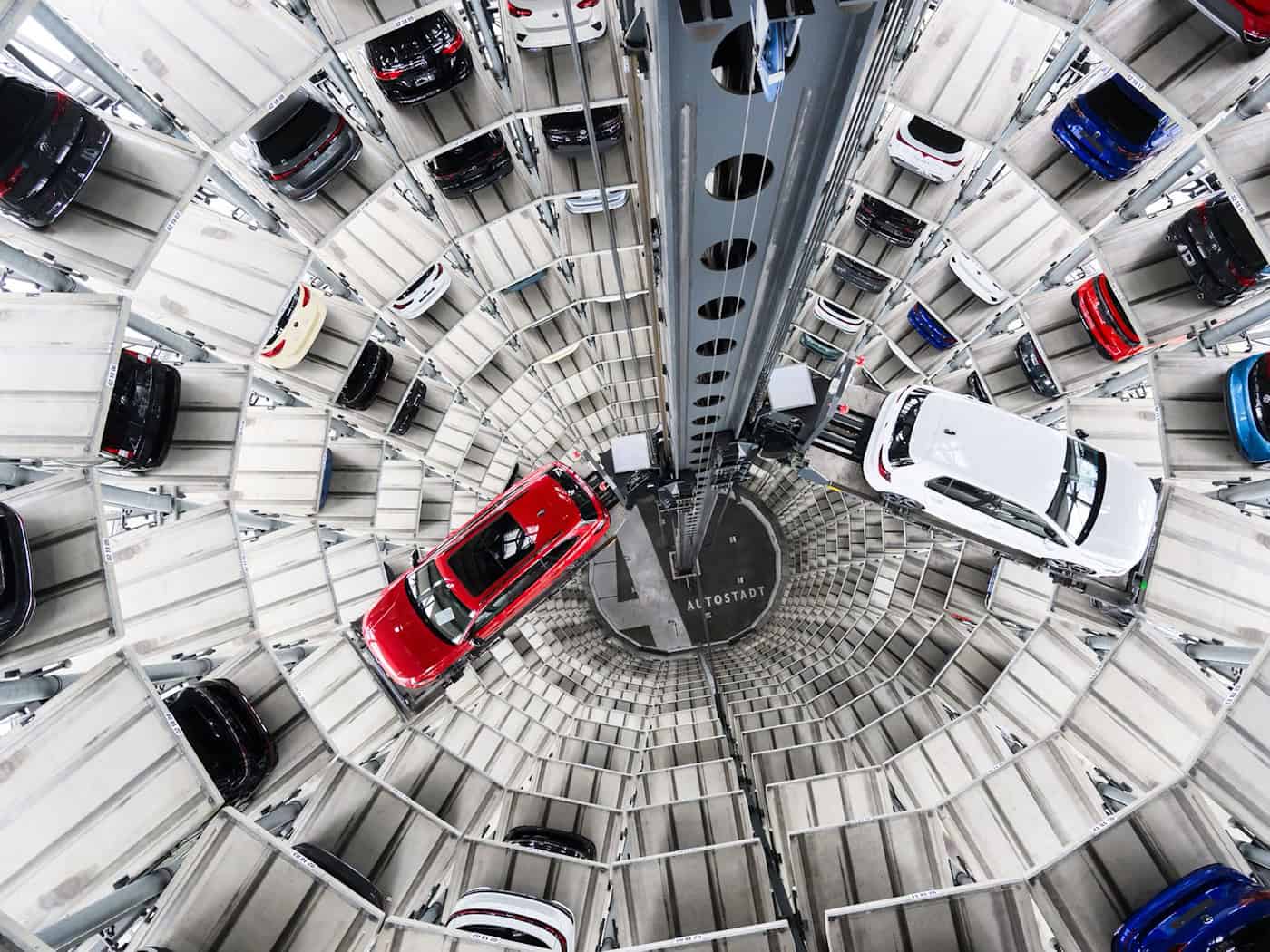VW lieferte im ersten Quartal weniger Autos aus. (Archivbild) / Foto: Julian Stratenschulte/dpa