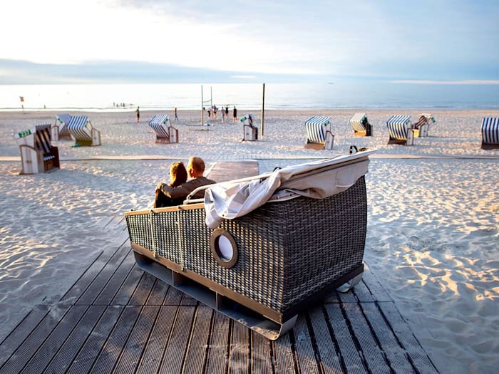 Wer flexibel ist, kann diese Saison noch eine Nacht im Schlafstrandkorb übernachten. (Archivbild) / Foto: Hauke-Christian Dittrich/dpa