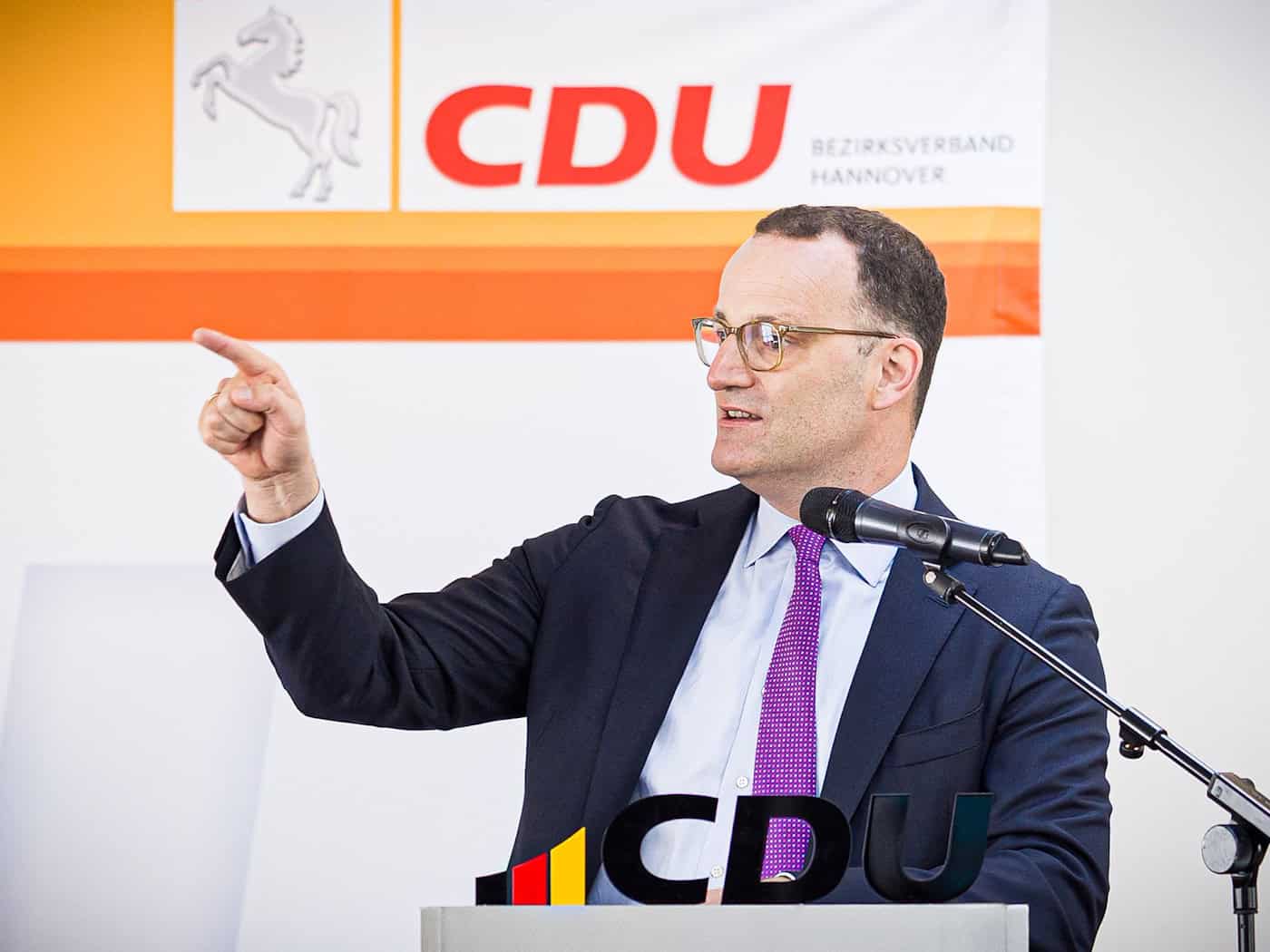 Jens Spahn - hier bei einem Bezirksparteitag in Hannover - zieht sich von der Unionsfraktionsspitze zurück. (Archivbild) / Foto: Moritz Frankenberg/dpa