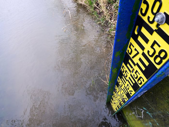 Die Pegelstände sinken drastisch. (Symbolbild) / Foto: Julian Stratenschulte/dpa