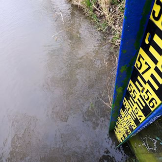 Die Pegelstände sinken drastisch. (Symbolbild) / Foto: Julian Stratenschulte/dpa