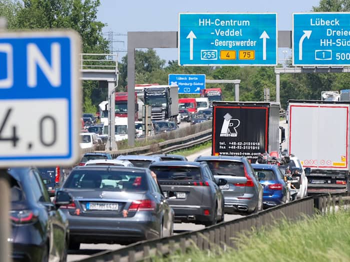 Stau sorgt bei der Metall- und Elektroindustrie für einen Standortnachteil. (Symbolbild) / Foto: Bodo Marks/dpa
