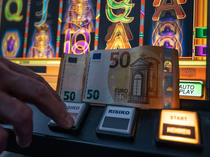 Spielautomaten und Bargeld werden von der Polizei sichergestellt. (Symbolbild) / Foto: Bernd Thissen/dpa