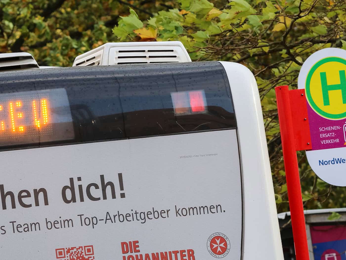 Per Not-Entriegelung konnten Polizisten den verschlossenen Bus öffnen und den 17-Jährigen befreien. (Symbolbild) / Foto: picture alliance / Mohssen Assanimoghaddam/dpa