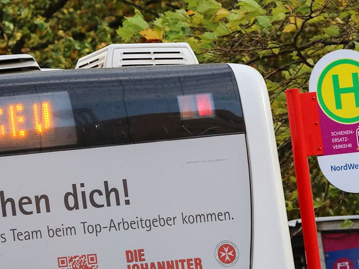 Per Not-Entriegelung konnten Polizisten den verschlossenen Bus öffnen und den 17-Jährigen befreien. (Symbolbild) / Foto: picture alliance / Mohssen Assanimoghaddam/dpa