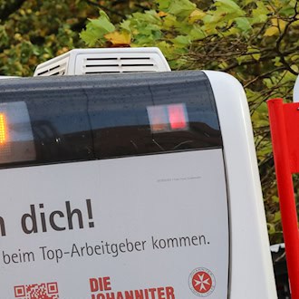 Per Not-Entriegelung konnten Polizisten den verschlossenen Bus öffnen und den 17-Jährigen befreien. (Symbolbild) / Foto: picture alliance / Mohssen Assanimoghaddam/dpa