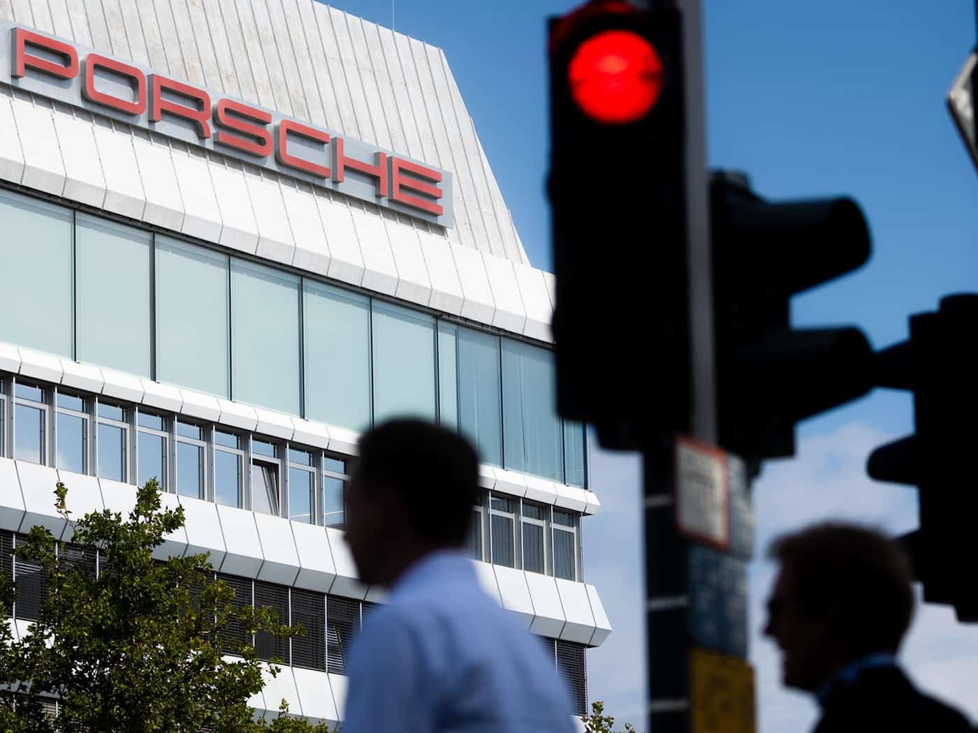 Der Sportwagenbauer Porsche muss sparen - und baut erneut Stellen ab. / Foto: Christoph Schmidt/dpa