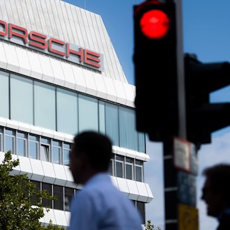 Der Sportwagenbauer Porsche muss sparen - und baut erneut Stellen ab. / Foto: Christoph Schmidt/dpa