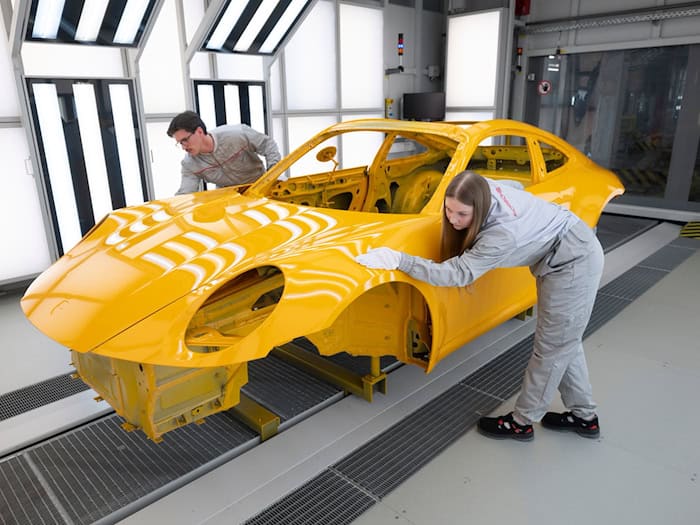 Von Januar bis Juni hat Porsche erneut weniger Fahrzeuge verkauft. (Archivbild) / Foto: Marijan Murat/dpa