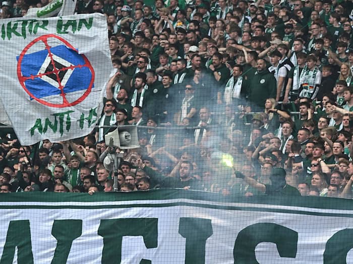 Pyrotechnik beim Bundesliga-Nordderby zwischen Werder Bremen und dem Hamburger SV. / Foto: Carmen Jaspersen/dpa