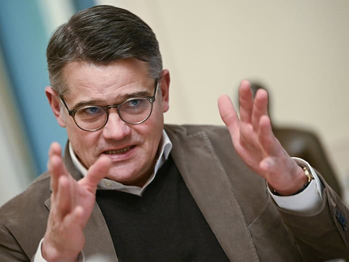 Boris Rhein hält nichts von einem politisch festgelegten Verbrenner-Aus. (Archivbild) / Foto: Arne Dedert/dpa