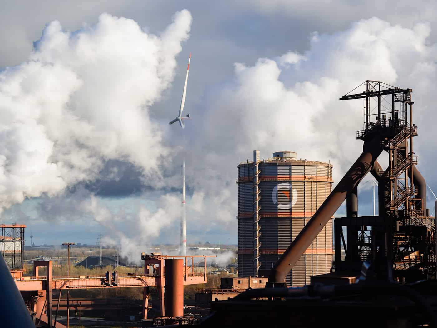 Die Salzgitter AG ist bereits dabei, seine Hochöfen durch klimaneutrale Anlagen zu ersetzen. (Archivbild) / Foto: Julian Stratenschulte/dpa