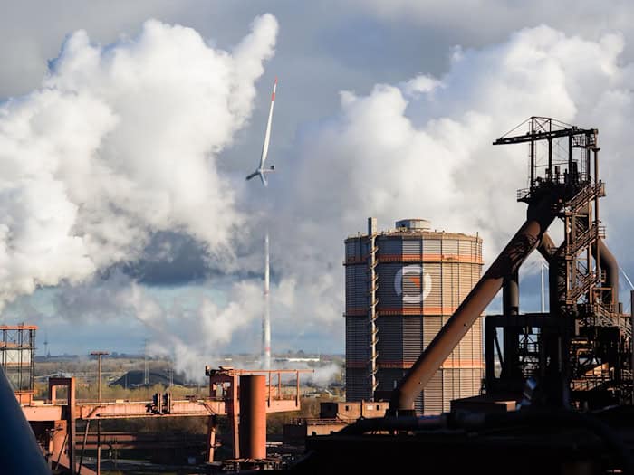 Die Salzgitter AG ist bereits dabei, seine Hochöfen durch klimaneutrale Anlagen zu ersetzen. (Archivbild) / Foto: Julian Stratenschulte/dpa