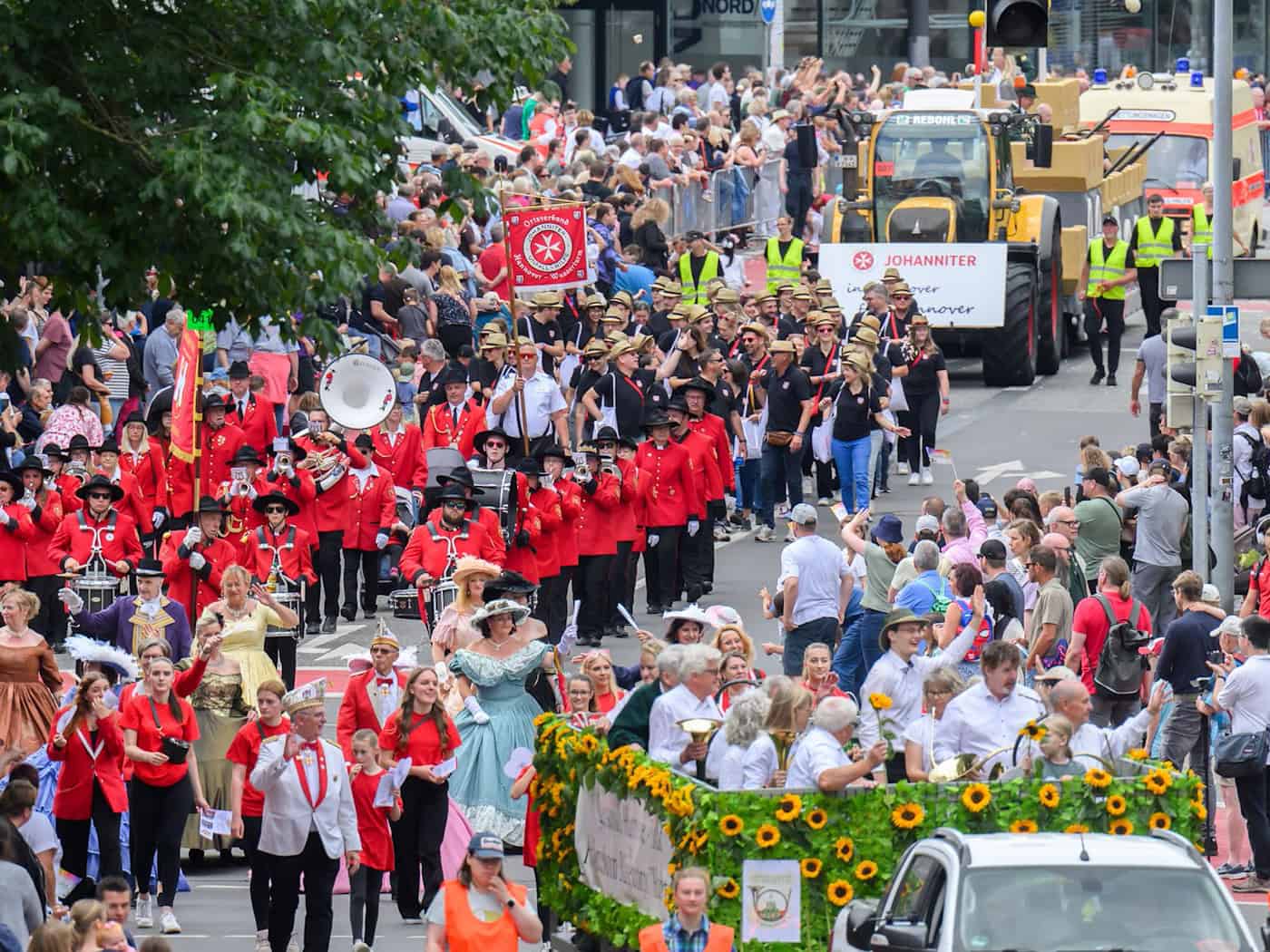 Vor rund 150.000 Zuschauern zog der Schützenausmarsch durch Hannover. (Archivbild) / Foto: Julian Stratenschulte/dpa
