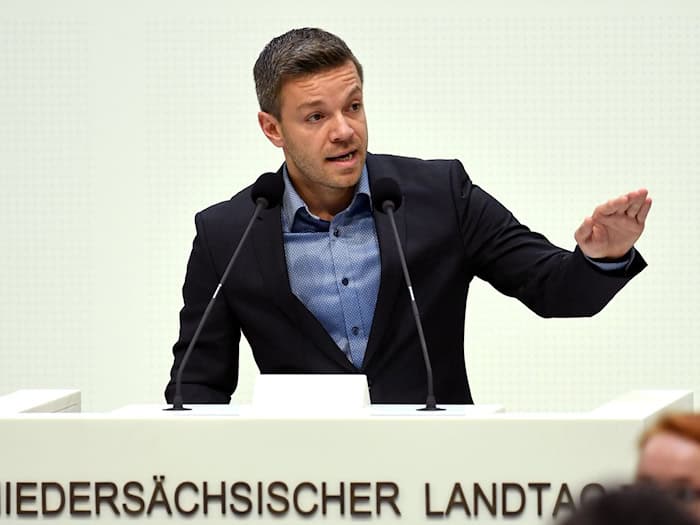 Deniz Kurku erhält Rückendeckung von Ministerpräsident Olaf Lies. (Archivbild) / Foto: Holger Hollemann/dpa