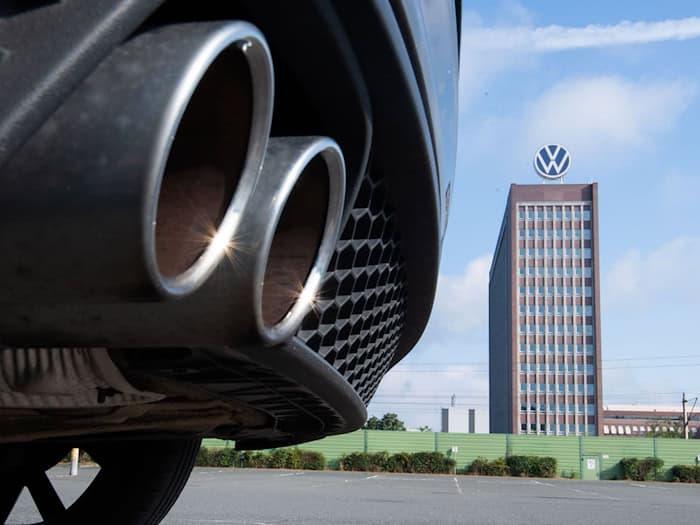 Der Streit um die Haftung für den Dieselskandal bei VW geht erneut vor Gericht. (Archivbild) / Foto: Julian Stratenschulte/dpa