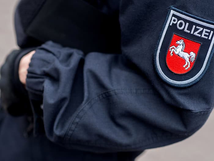Sechs Polizisten sollen beim Schlichten einer Auseinandersetzung verletzt worden sein. (Symbolbild) / Foto: Hauke-Christian Dittrich/dpa