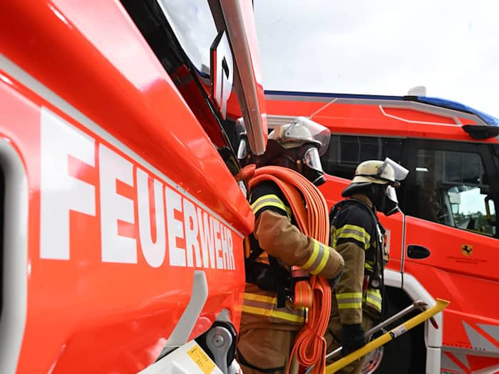 Ein Reihenhaus in Salzgitter gerät in Brand. (Symbolbild) / Foto: Bernd Weißbrod/dpa