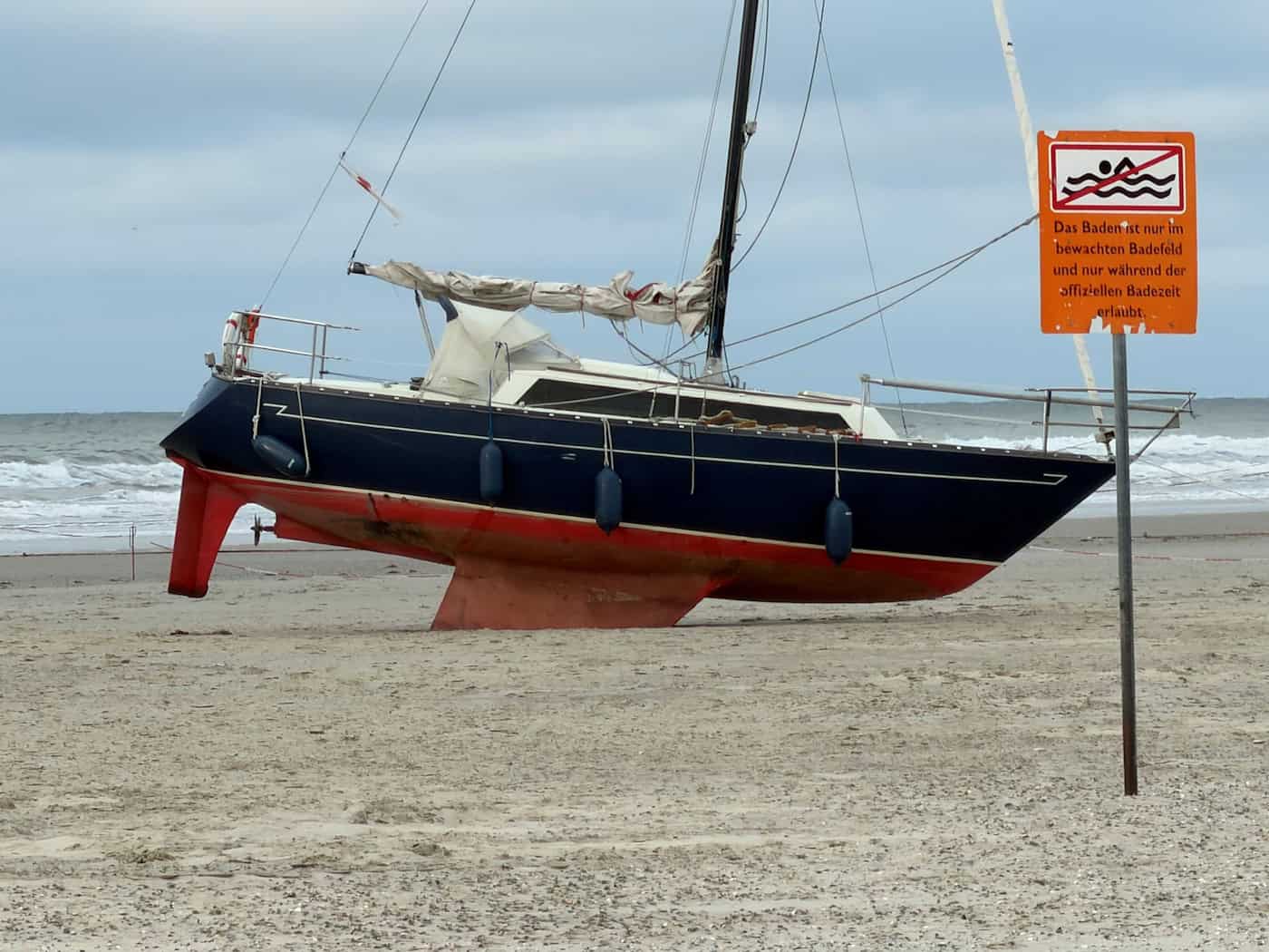 Das Segelboot am Strand der Insel Norderney. / Foto: Volker Bartels/dpa