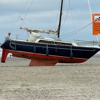 Das Segelboot am Strand der Insel Norderney. / Foto: Volker Bartels/dpa