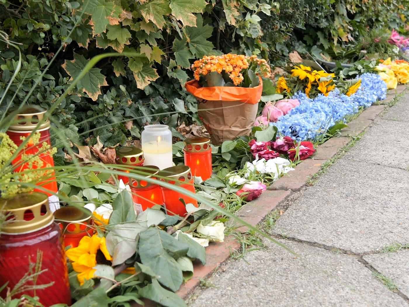 Blumen für die sechs Todesopfer von Stade. / Foto: Jörn Hüneke/dpa