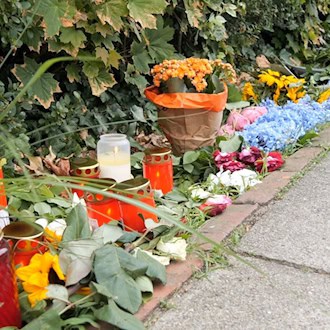 Blumen für die sechs Todesopfer von Stade. / Foto: Jörn Hüneke/dpa