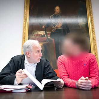 Der Angeklagte machte zum Prozessbeginn keine Angaben zu den Vorwürfen.  / Foto: Sina Schuldt/dpa