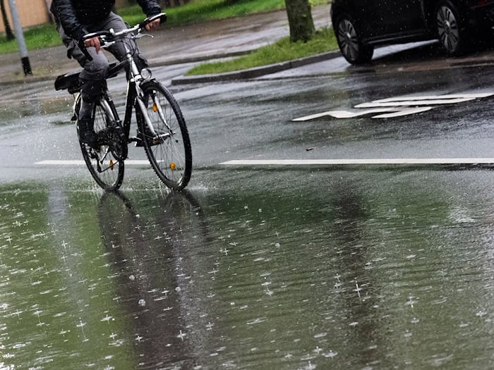 In Niedersachsen und Bremen kann es zu Starkregen und Gewitter kommen. (Symbolbild) / Foto: Julian Stratenschulte/dpa