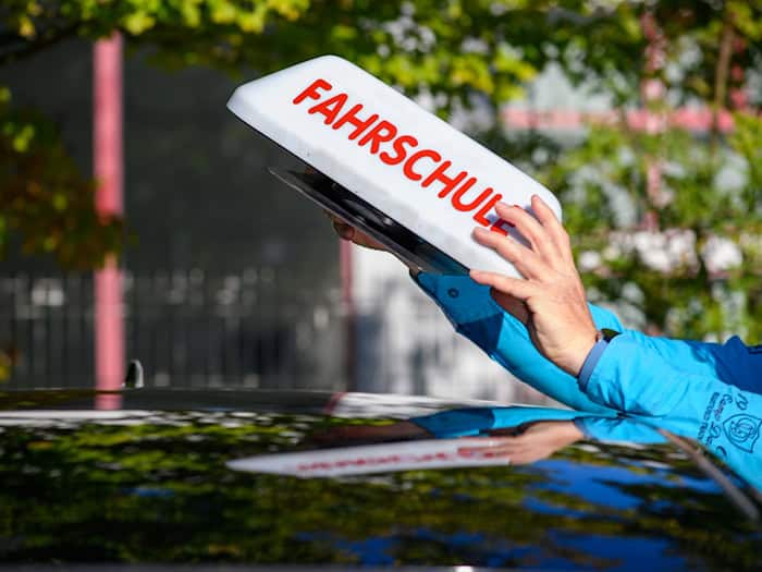 Wird die Arbeit als Fahrlehrer attraktiver, wenn später der Wechsel zum Prüfer möglich ist? (Symbolbild) / Foto: Klaus-Dietmar Gabbert/dpa