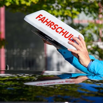 Wird die Arbeit als Fahrlehrer attraktiver, wenn später der Wechsel zum Prüfer möglich ist? (Symbolbild) / Foto: Klaus-Dietmar Gabbert/dpa