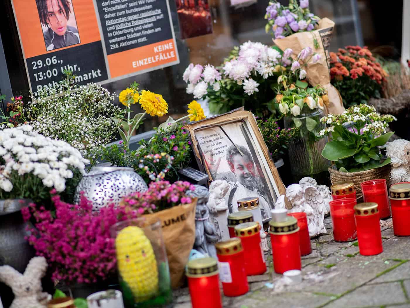 Blumen, Fotos und Kerzen am Tatort in Oldenburg erinnern an den Tod von Lorenz. Er starb durch Polizeischüsse. Nun kommt es zu einem Gerichtsverfahren. (Archivbild)  / Foto: Hauke-Christian Dittrich/dpa