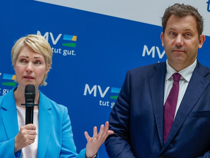 Mecklenburg-Vorpommerns Ministerpräsidentin Schwesig und Vizekanzler Klingbeil feiern den U-Boot-Auftrag an TKMS. / Foto: Carsten Koall/dpa