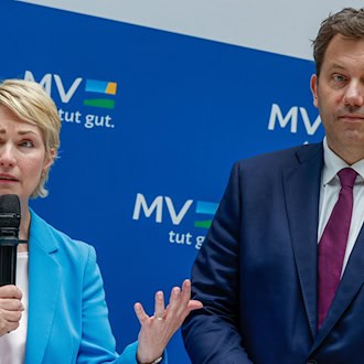 Mecklenburg-Vorpommerns Ministerpräsidentin Schwesig und Vizekanzler Klingbeil feiern den U-Boot-Auftrag an TKMS. / Foto: Carsten Koall/dpa