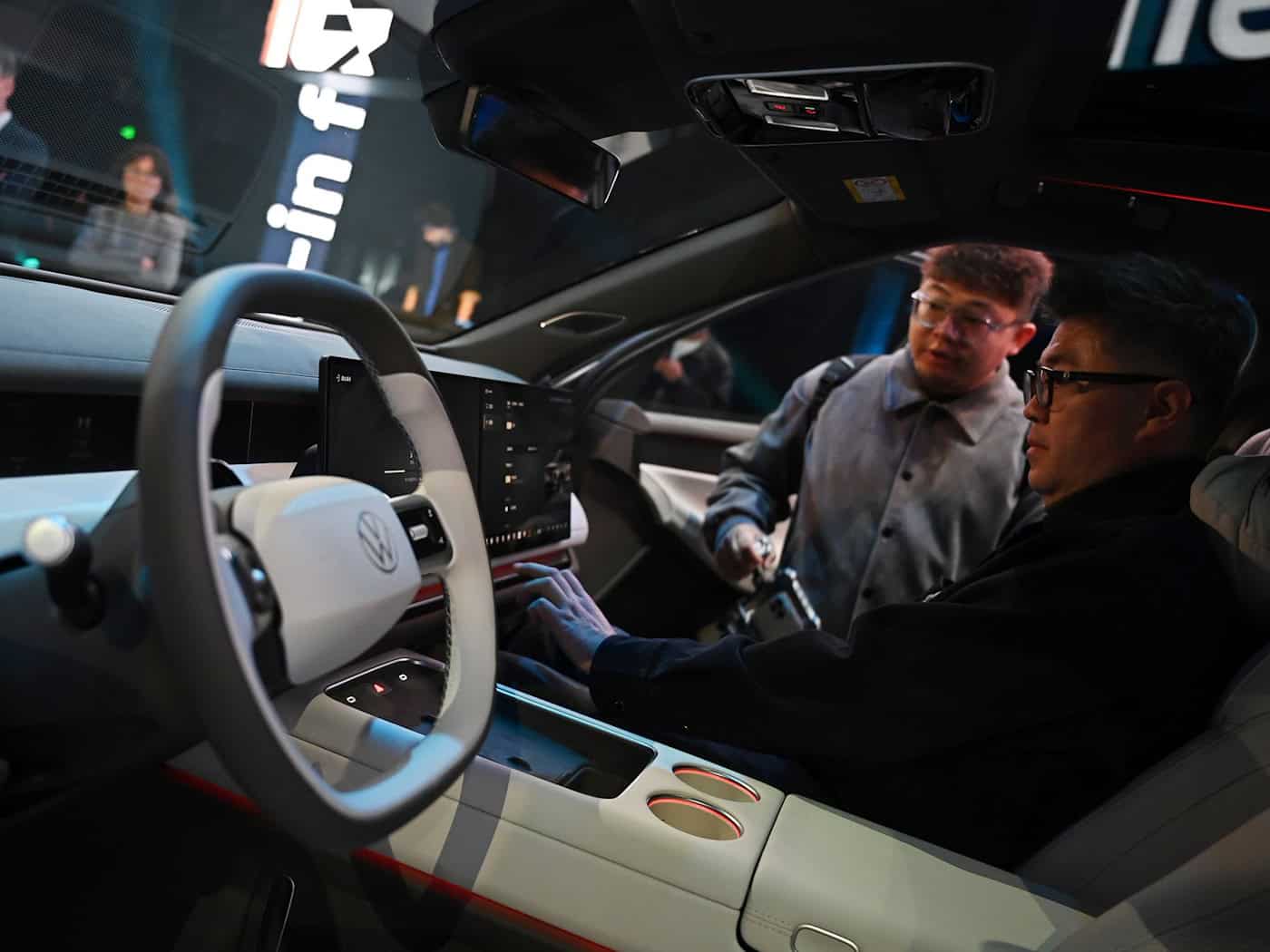 Neue Modelle sollen VW in China wieder Schub geben. Ab 2027 sollen es dort auch einen Sprung beim autonomen Fahren geben. (Archivbild) / Foto: Johannes Neudecker/dpa