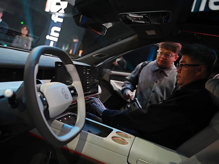 Neue Modelle sollen VW in China wieder Schub geben. Ab 2027 sollen es dort auch einen Sprung beim autonomen Fahren geben. (Archivbild) / Foto: Johannes Neudecker/dpa