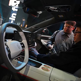 Neue Modelle sollen VW in China wieder Schub geben. Ab 2027 sollen es dort auch einen Sprung beim autonomen Fahren geben. (Archivbild) / Foto: Johannes Neudecker/dpa