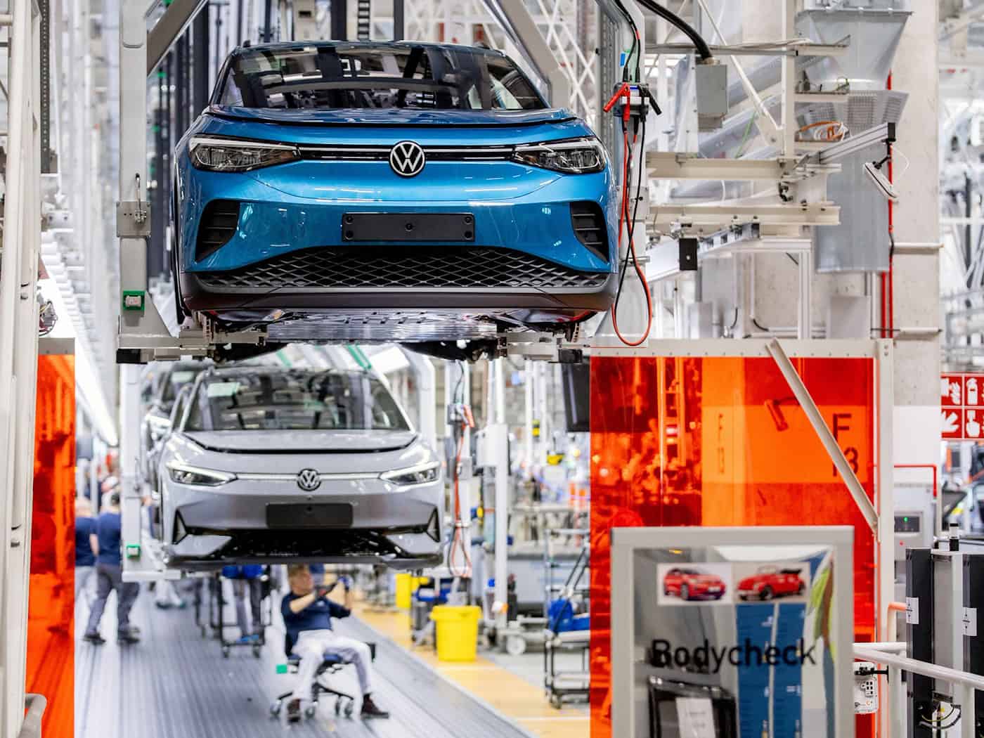 Neue Sparpläne bei VW verunsichern die Belegschaft. (Archivbild) / Foto: Hauke-Christian Dittrich/dpa