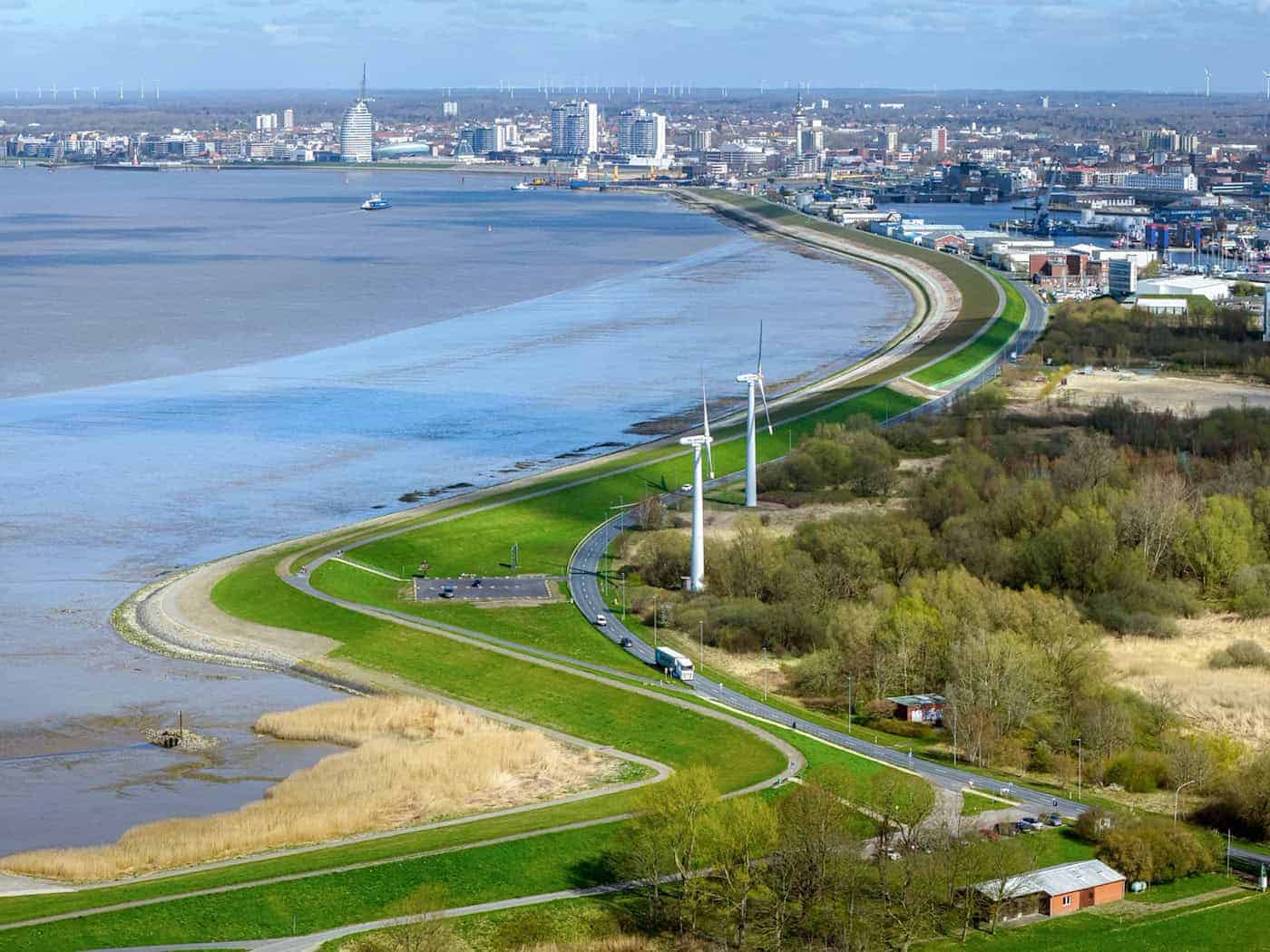 Bremerhaven wie hier auf dem Bild - oder Emden? Die Entscheidung für den Standort eines neuen Marinehafens soll bald fallen. (Archivfoto) / Foto: Sina Schuldt/dpa