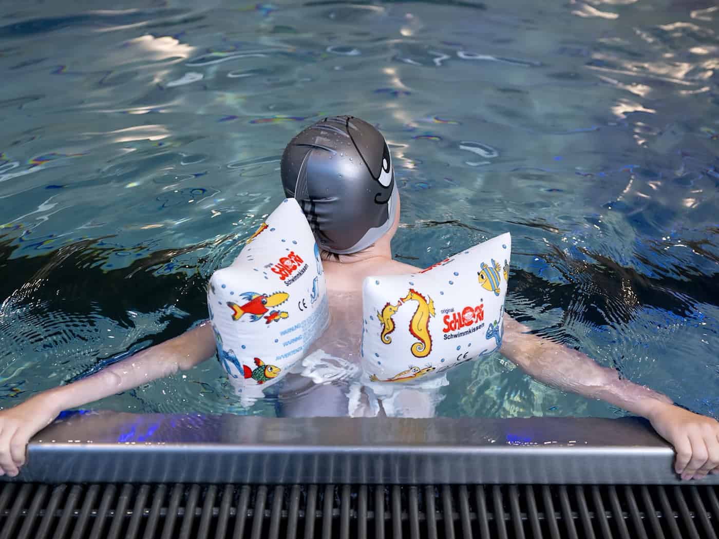 In einigen Schwimmbädern gilt eine Schwimmflügelpflicht – für Nichtschwimmer. (Symbolbild) / Foto: Sven Hoppe/dpa