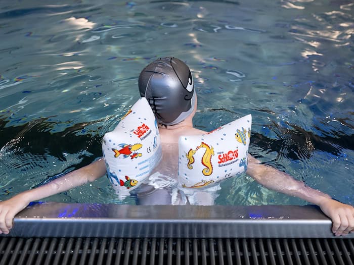 In einigen Schwimmbädern gilt eine Schwimmflügelpflicht – für Nichtschwimmer. (Symbolbild) / Foto: Sven Hoppe/dpa