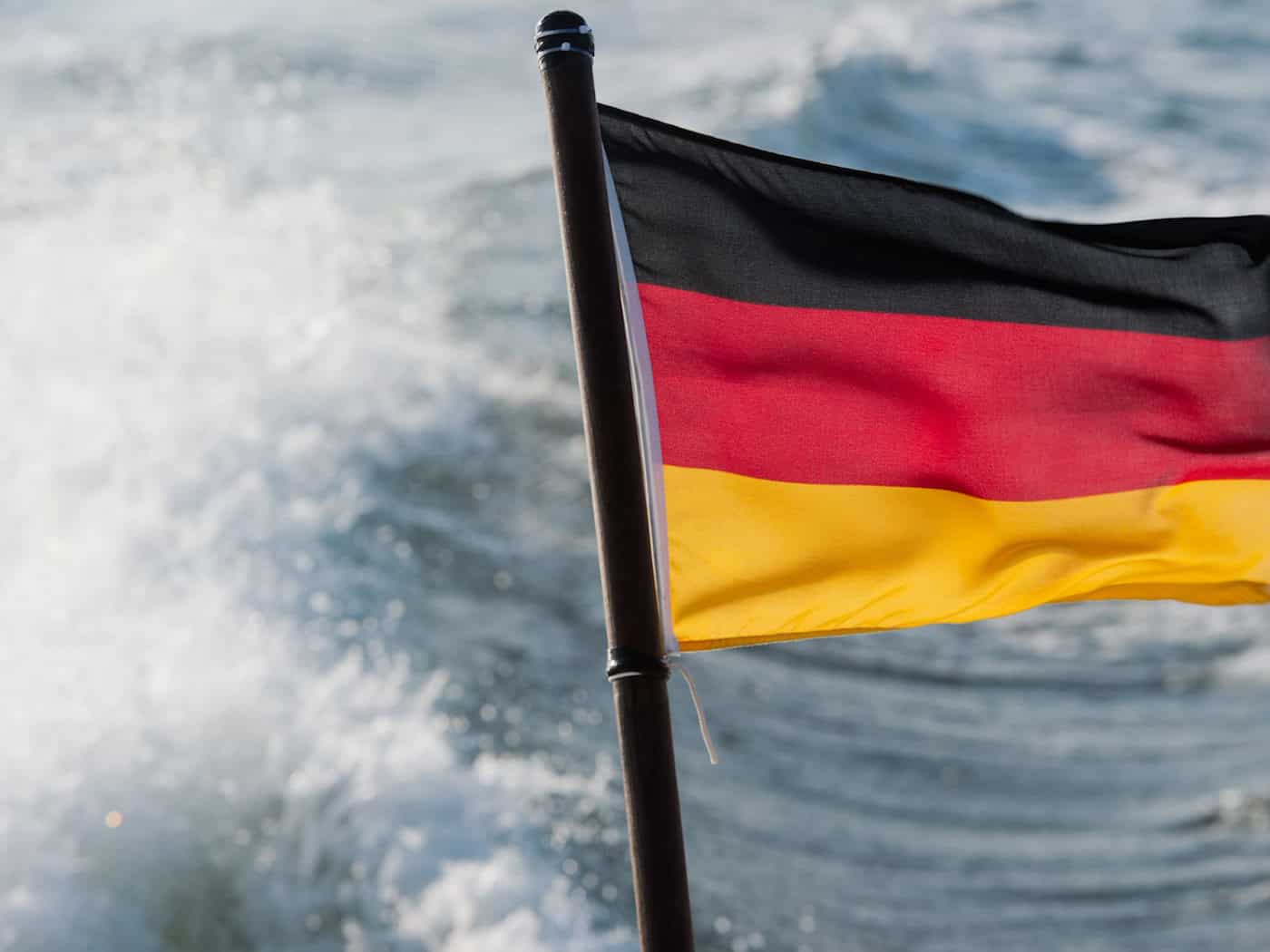 Die Schiffsflagge wirkt sich auf die Arbeitsbedingungen an Bord aus. (Archivbild) / Foto: Stefan Sauer/dpa-Zentralbild/dpa