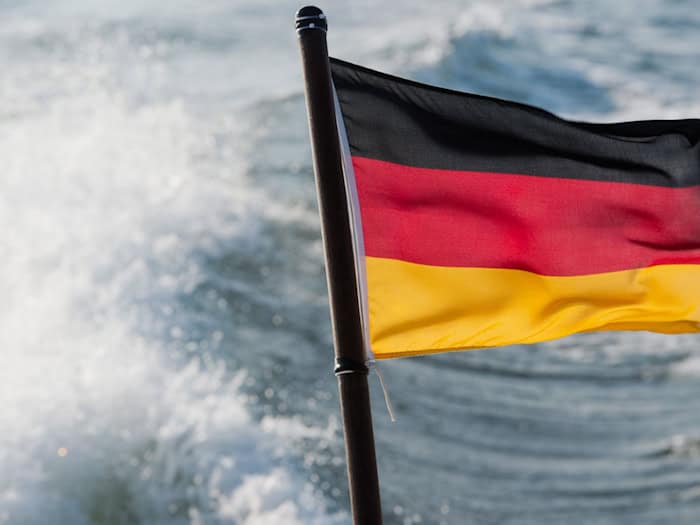 Die Schiffsflagge wirkt sich auf die Arbeitsbedingungen an Bord aus. (Archivbild) / Foto: Stefan Sauer/dpa-Zentralbild/dpa