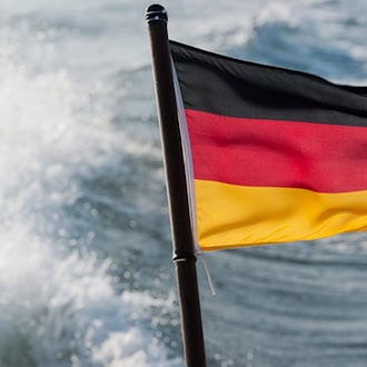Die Schiffsflagge wirkt sich auf die Arbeitsbedingungen an Bord aus. (Archivbild) / Foto: Stefan Sauer/dpa-Zentralbild/dpa