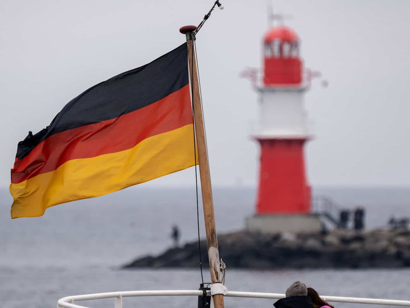 Die Schiffsflagge wirkt sich auf die Arbeitsbedingungen an Bord aus. (Archivbild) / Foto: Stefan Sauer/dpa