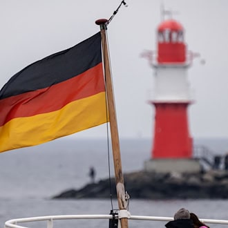 Die Schiffsflagge wirkt sich auf die Arbeitsbedingungen an Bord aus. (Archivbild) / Foto: Stefan Sauer/dpa