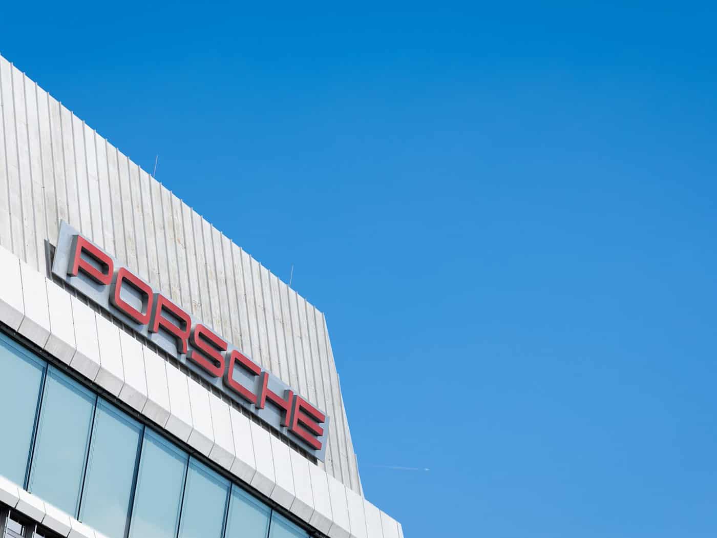Porsche stabilisiert Gewinn in erster Jahreshälfte – Sparprogramm und Stellenabbau in Stuttgart