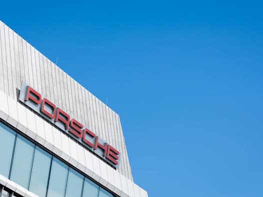 Porsche stabilisiert Gewinn in erster Jahreshälfte – Sparprogramm und Stellenabbau in Stuttgart