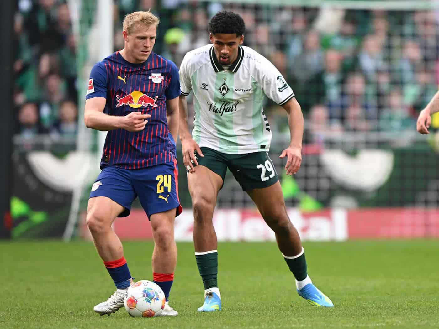 Sorgte für den 2:0-Endstand im Test gegen Bochum: Werders Salim Musah (r). (Archivbild) / Foto: Carmen Jaspersen/dpa