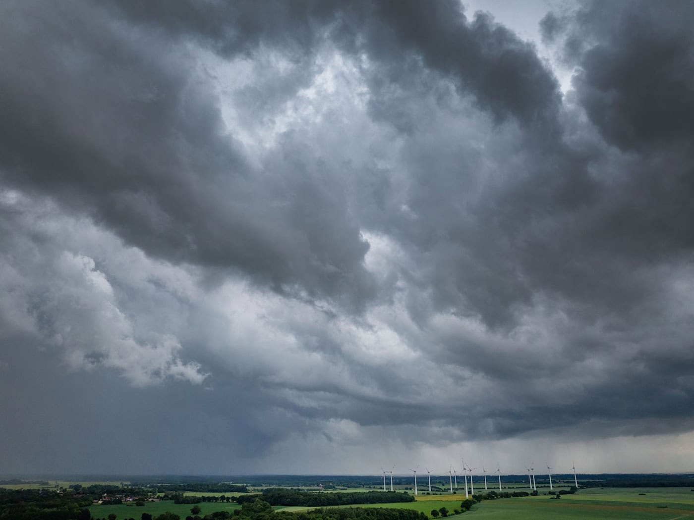 Der DWD rechnet mit Unwettern über Norddeutschland. (Archivbild)  / Foto: Jens Büttner/dpa
